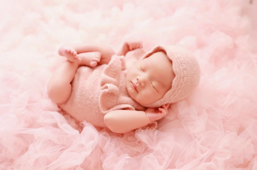 白银宝宝吃手是饿了吗